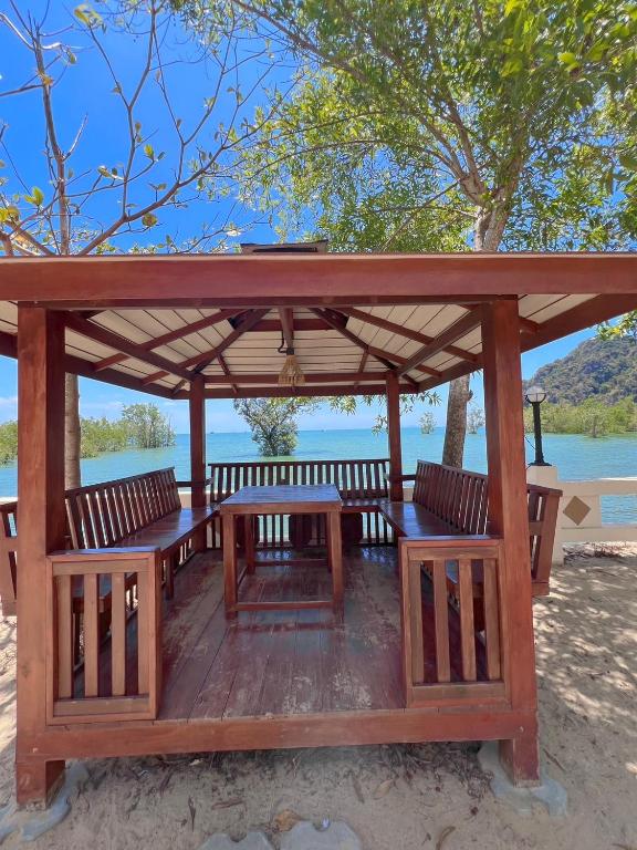 Shared lounge/TV area