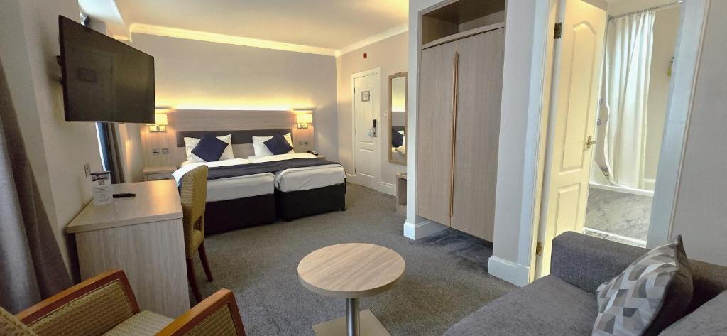 Klasszikus szoba 2 külön ággyal és kanapéval