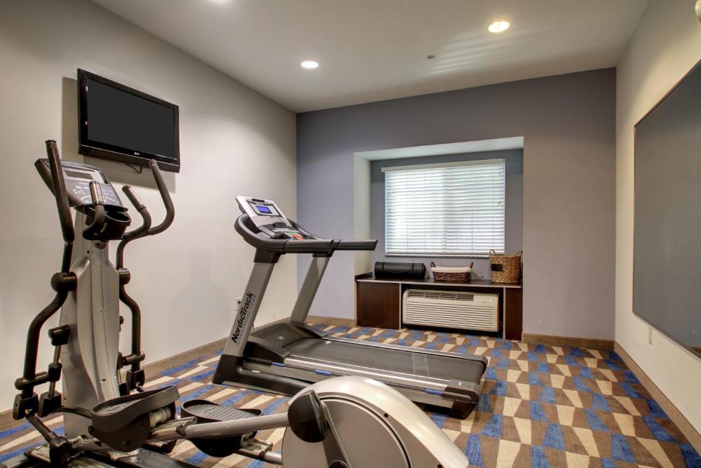 Microtel Inn & Suites by Wyndham Tuscaloosa Near University photo