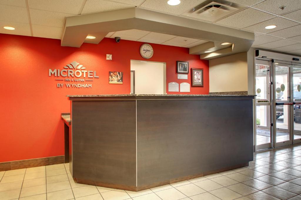 Microtel Inn & Suites by Wyndham Tuscaloosa Near University photo