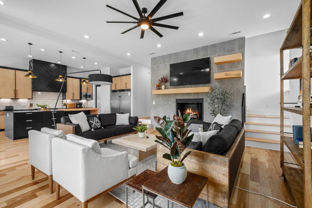 The Fillmore - Hot Tub - 1 mi to Downtown, Bentonville