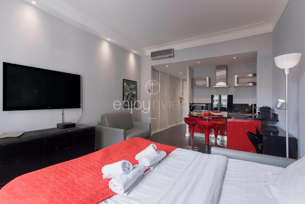 Palais Miramar - Suite & B31 - Croisette Emplacement Unique - 20M Plage - WIFI - Clim, Cannes