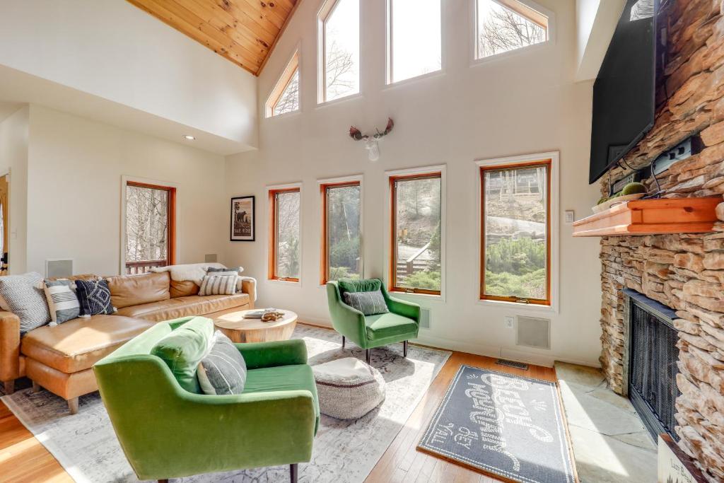 Deck and Scenic Views Beech Mountain Cabin, Beech Mountain