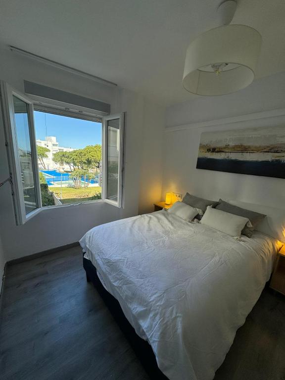 Stylish Seaview Apartment - 5