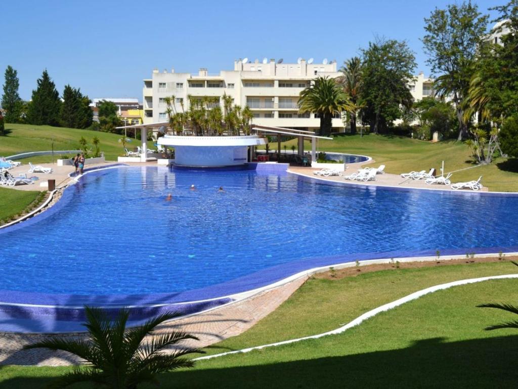 Spacious apartment in Alvor - 100 m² with shared pool 전경