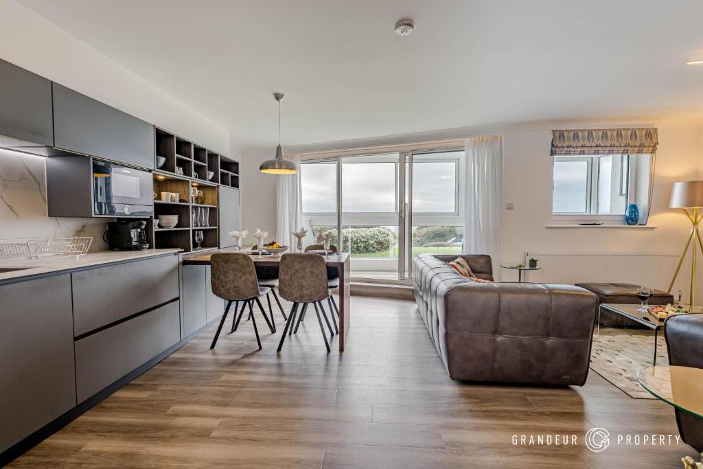Shoreline Suite by Grandeur Property, Southbourne