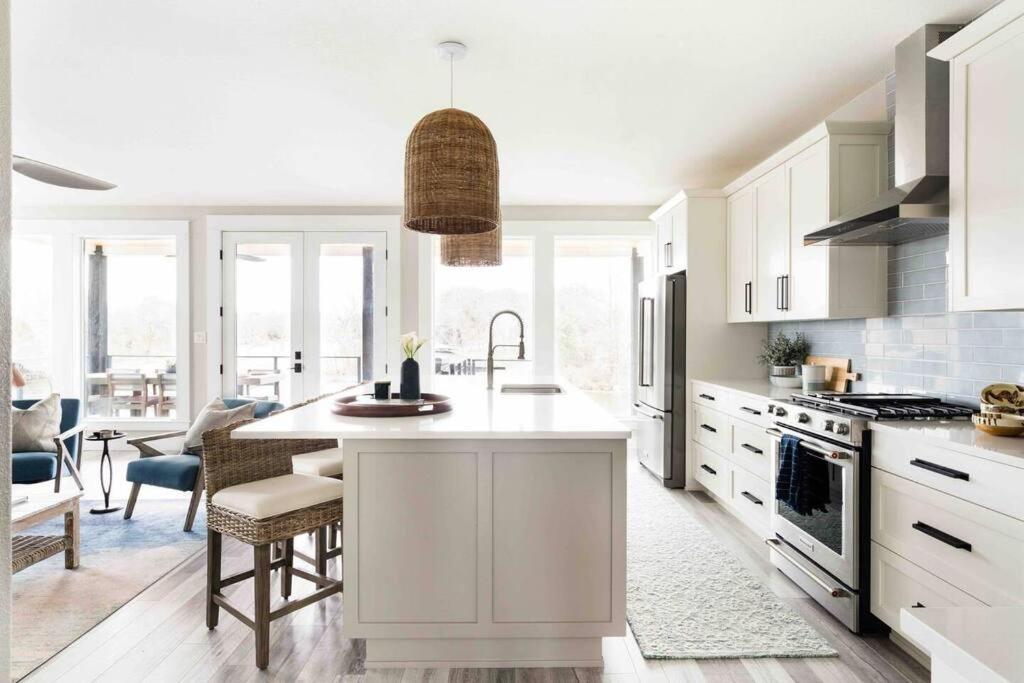 Luxury Lake LBJ 호숫가 전경과 넓은 테라스