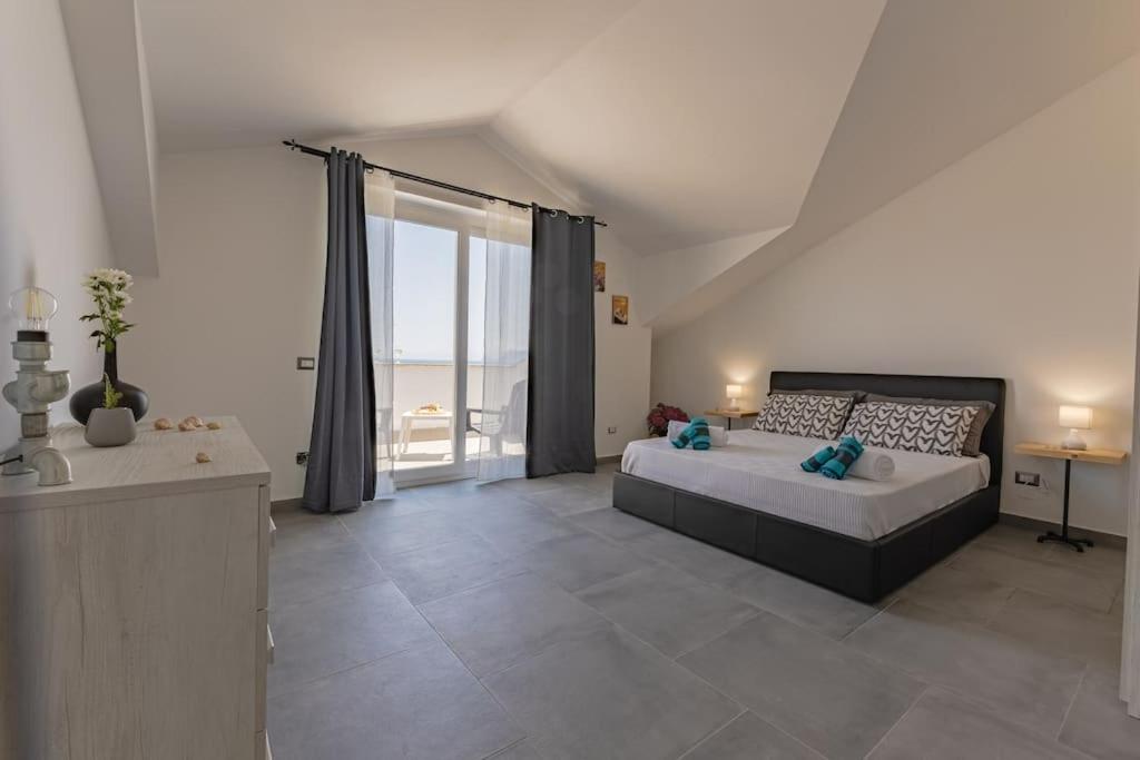 Panoramic apartment on the beach A/C - 2