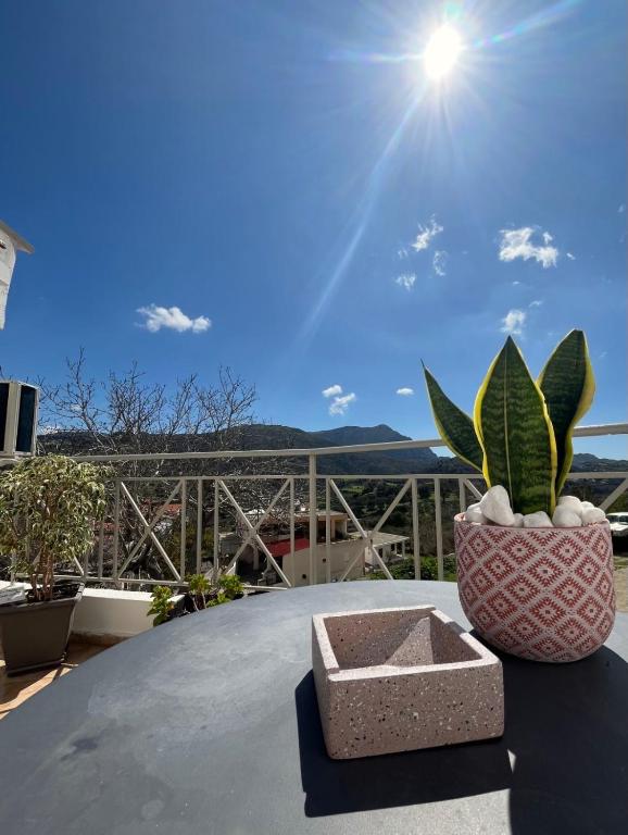 Sunset view house, Lambiní