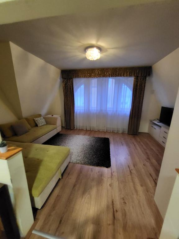 WW House 2, Debrecín