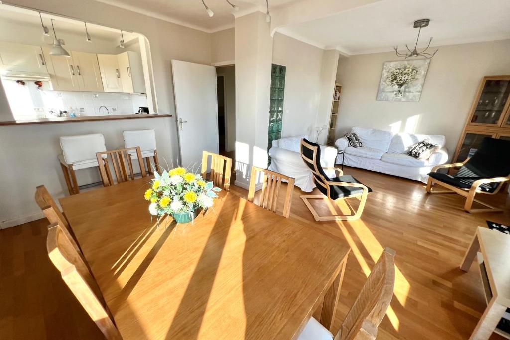 Juan les Pins town center - 4 people - top floor - 5