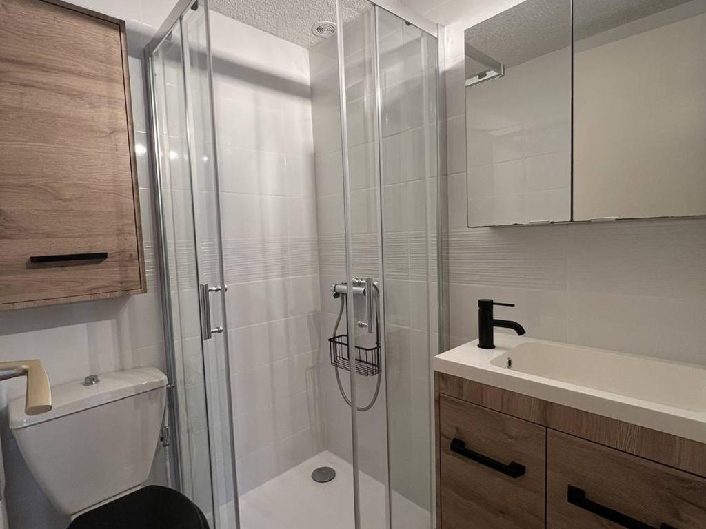 Villa T3 avec terrasse, 6 couchages, proche plage et commerces, quartier calme, parking privé - FR-1-81-365 - 5