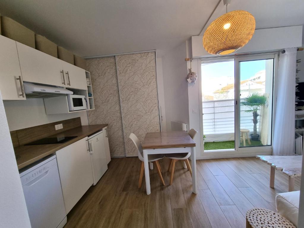 FREJUS PLAGE, 30 mètres de la plage, tout à pieds ! - 5