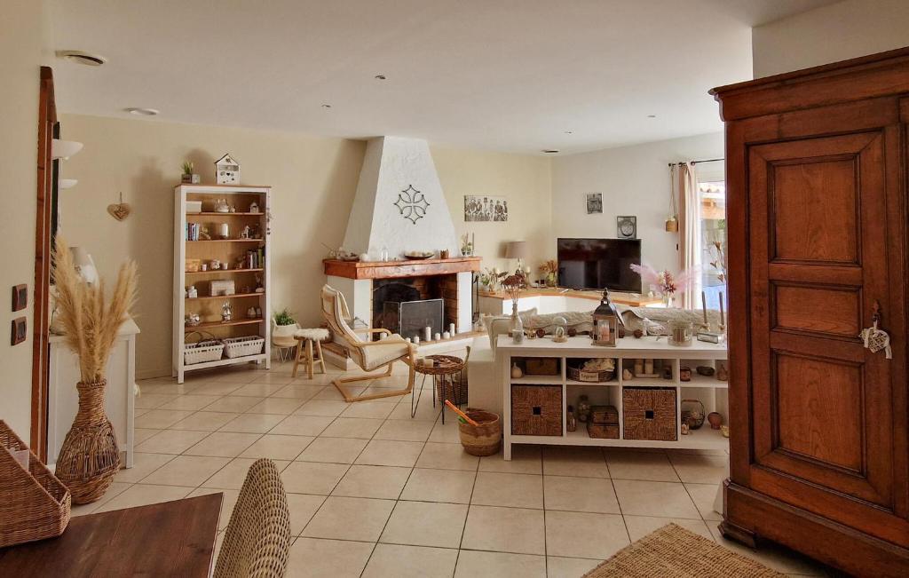 Beautiful Home In Vias - 3