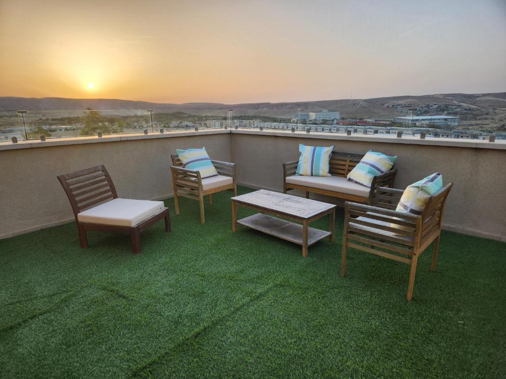 שקיעות מדבר, Jerucham