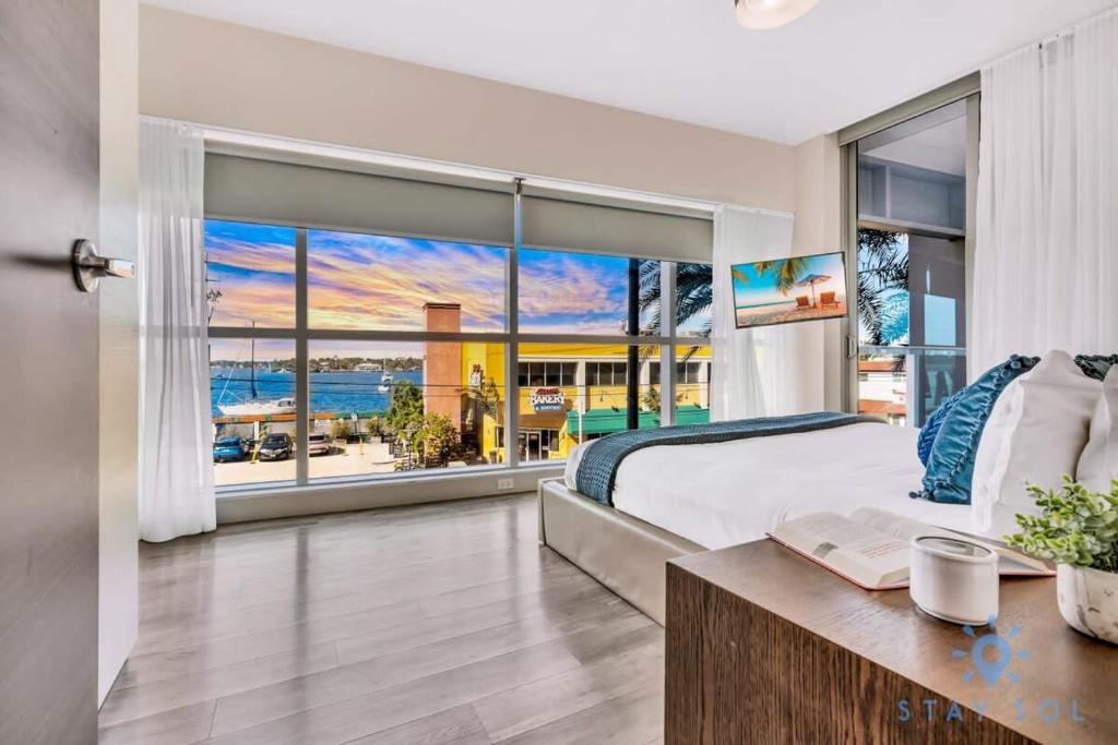 Apartment with Bay View Balcony - Pool - Up To 6 - Gym, Hollywood