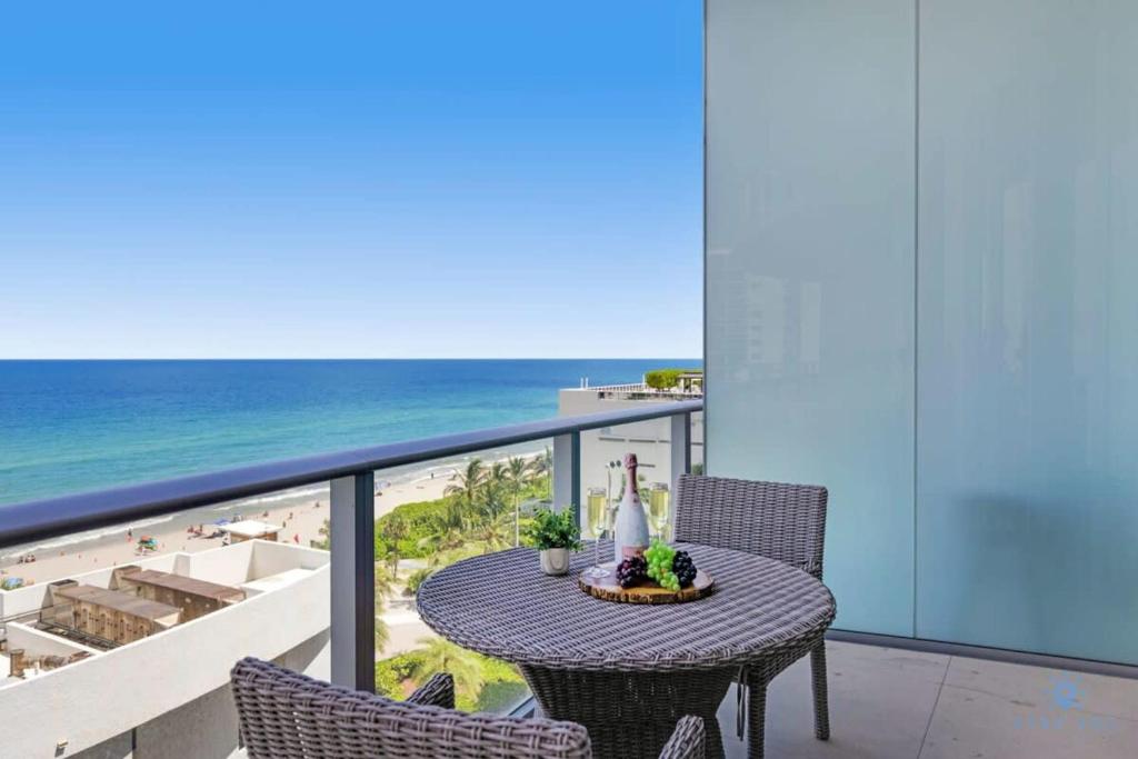 Beachfront Condo Front Oceanview Balcony Pools, Hollywood