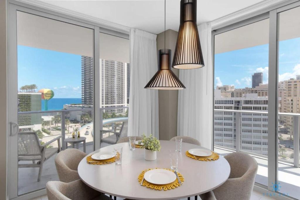 Wrap Around Balcony, Paradise Beach & Amazing Pools, Hollywood