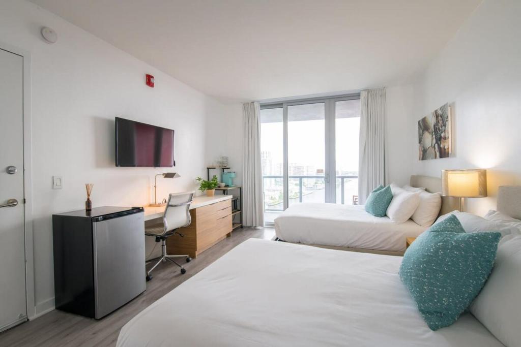 Spectacular View wBalcony Pool, Hallandale Beach