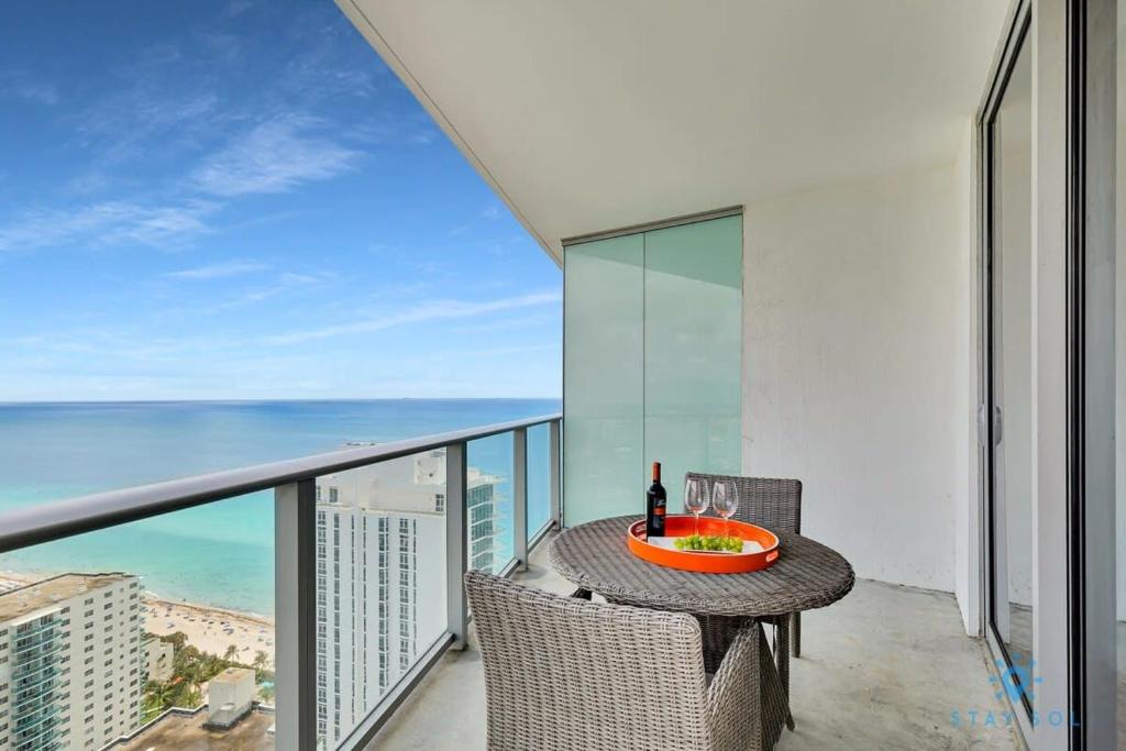 Insane Ocean View Balcony Beachfront Resort Pool, Hollywood