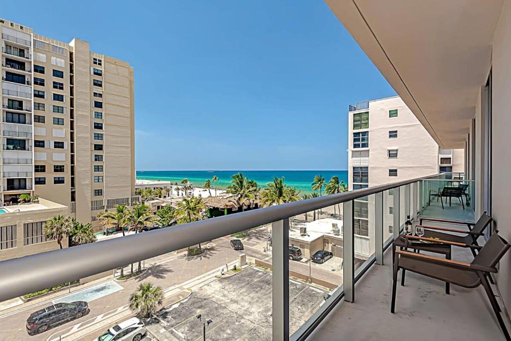 Rooftop Pool - Ocean View Balcony - Hollywood Beach, Hollywood