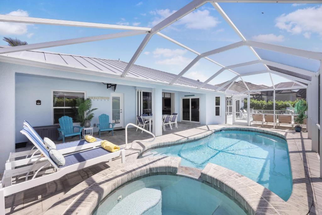 Coastal home with pool/spa and steps to beach and food, Marco Island