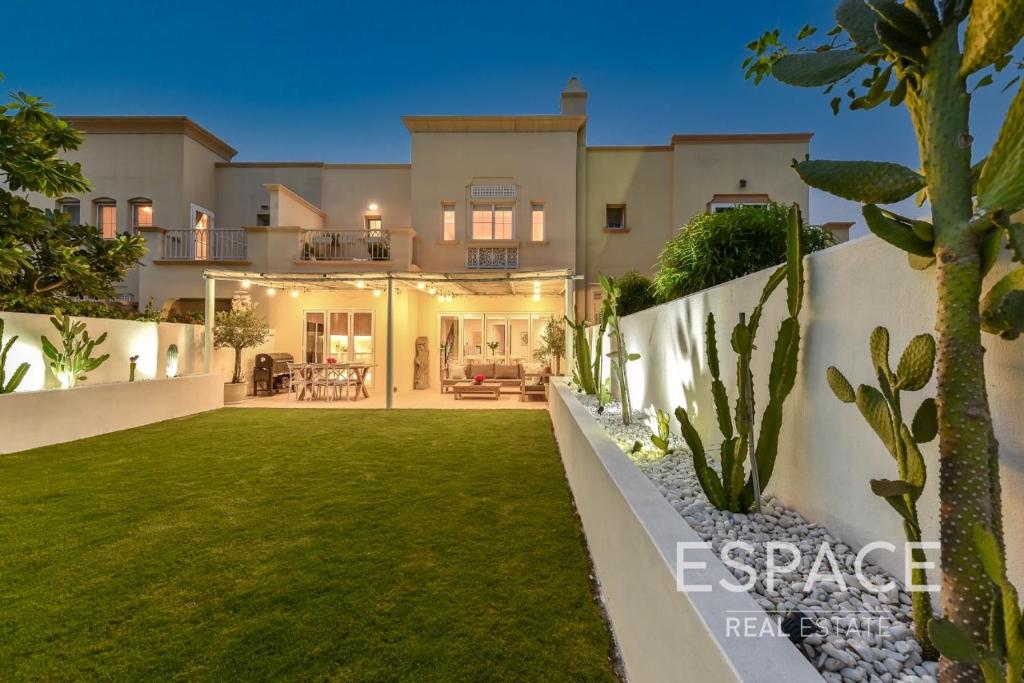 Lake View Villa, The Springs Dubai, Dubái