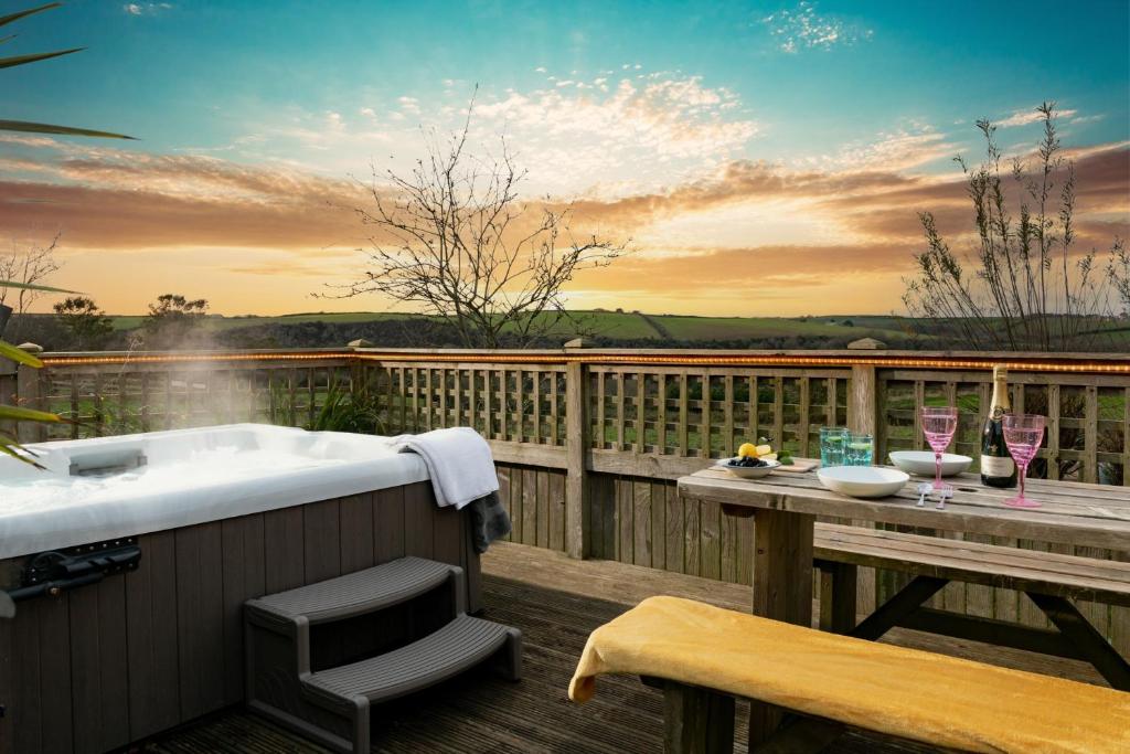 Lily Pad Cottage with hot tub, Padstow