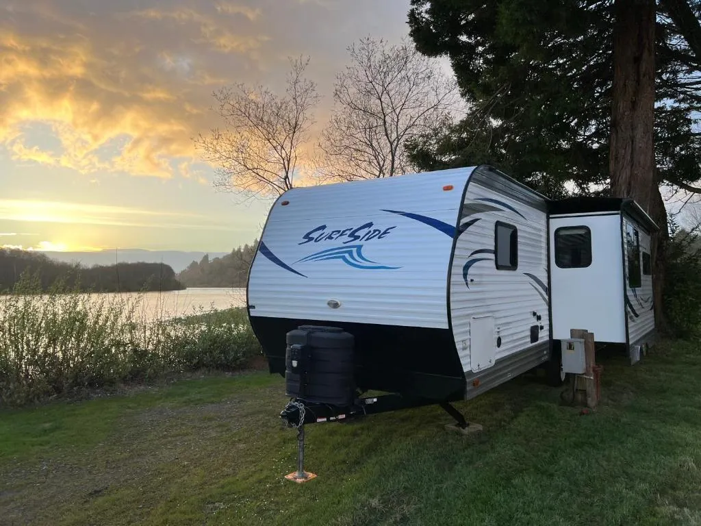 Surfside Glamping camper，位于克拉马斯的酒店