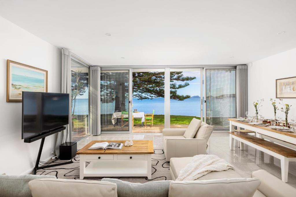 Tranquil Waters - Luxury Waterfront Home with Stunning Views, Salamander Bay