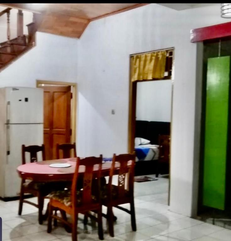 Sewa Rumah 4 Kamar Tidur