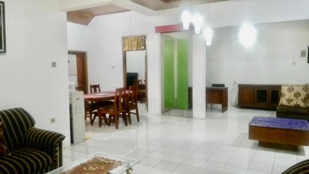 Sewa Rumah 4 Kamar Tidur