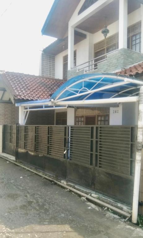 Sewa Rumah 4 Kamar Tidur