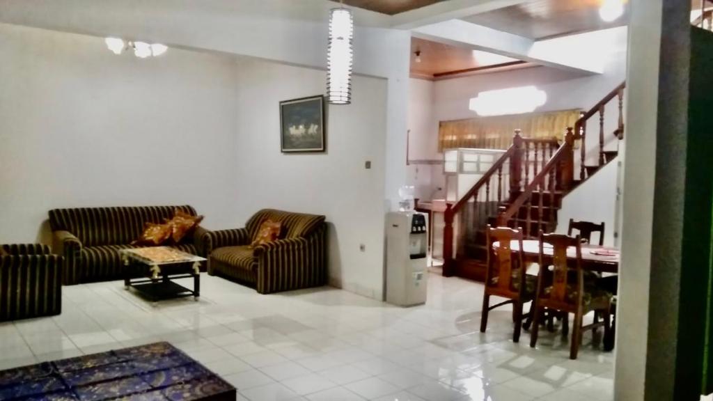 Sewa Rumah 4 Kamar Tidur