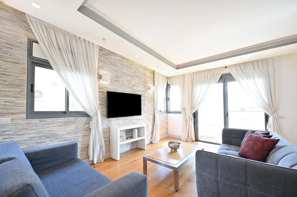 3BR Behind the Beach with Mamad by HolyGuest, Tel Aviv