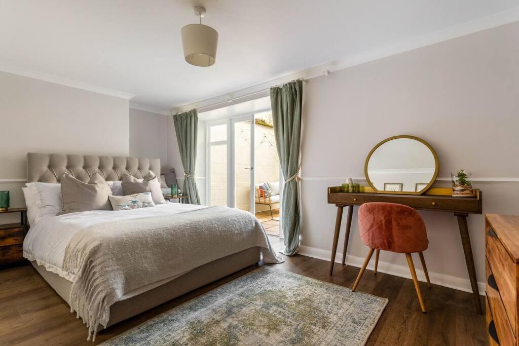 Stylish Two-Bed Seafront Patio Apartment photo 2