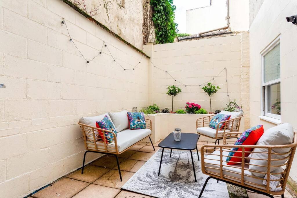 Stylish Two-Bed Seafront Patio Apartment photo 4