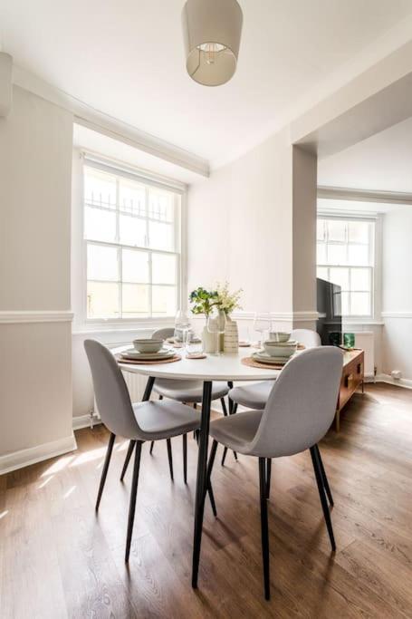 Stylish Two-Bed Seafront Patio Apartment photo 3