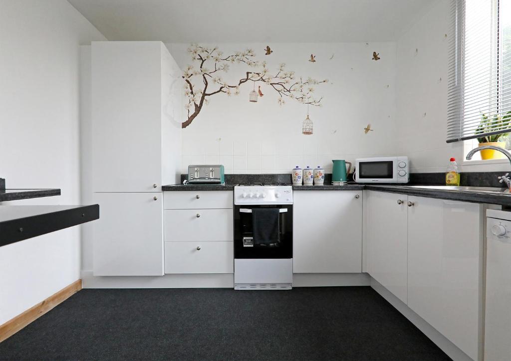Lovely 3 Bedroom House with Free Parking & Garden, Norwich photo 6