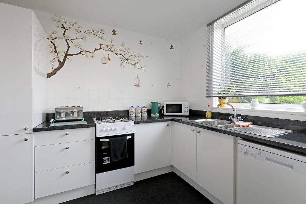 Lovely 3 Bedroom House with Free Parking & Garden, Norwich photo 3