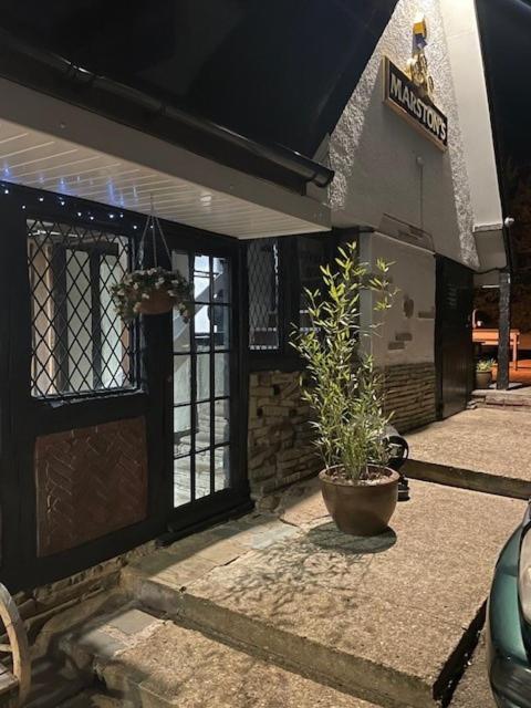 Chequers Country Inn, Ullesthorpe - pet-friendly stay