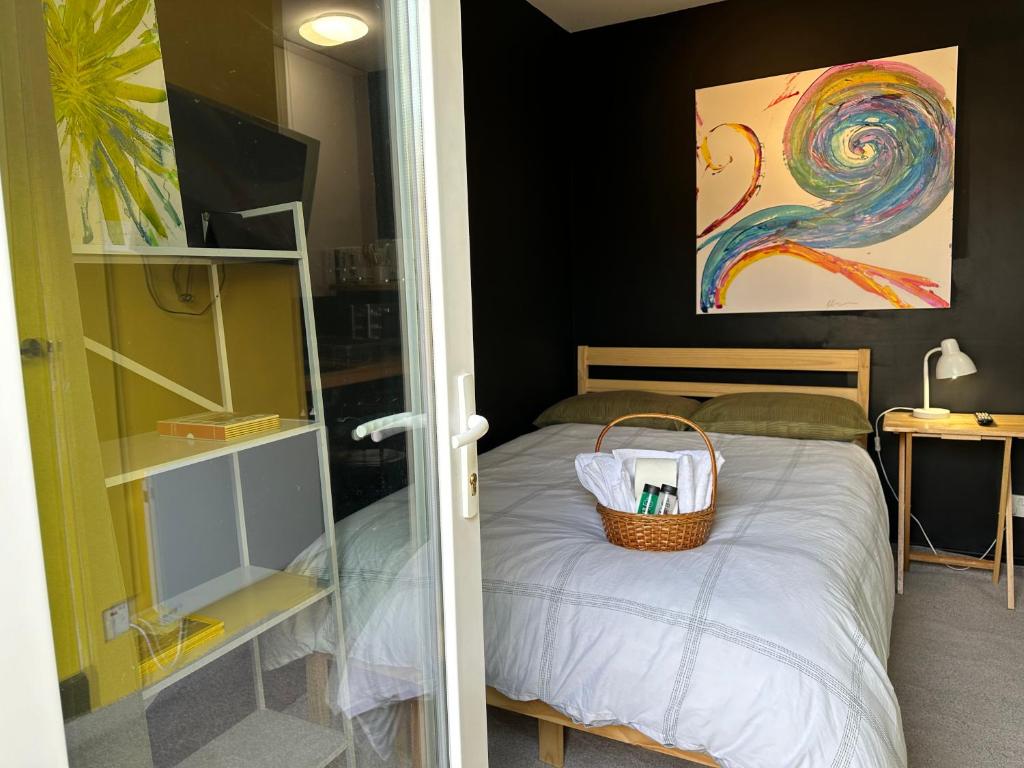 Mini Studio with Private Patio and Free Parking, Bristol