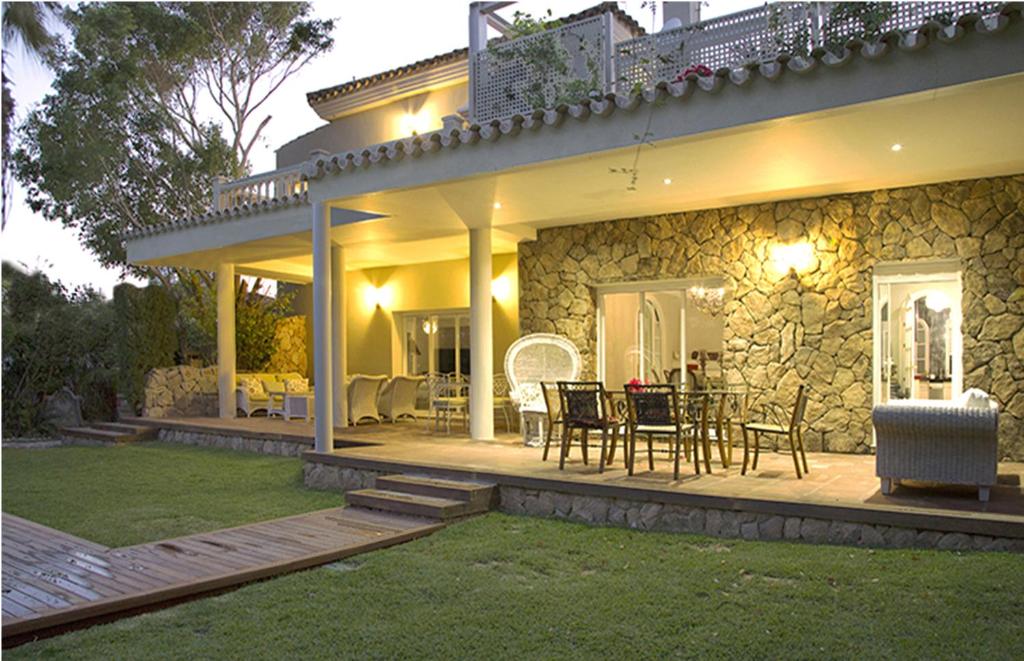 Villa de Lujo con Jardines y Piscina — Hotel in El Puerto de Santa Maria