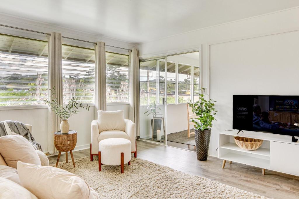 Hilo Apartment with Lanai - 2 Mi to Beaches!, Hilo