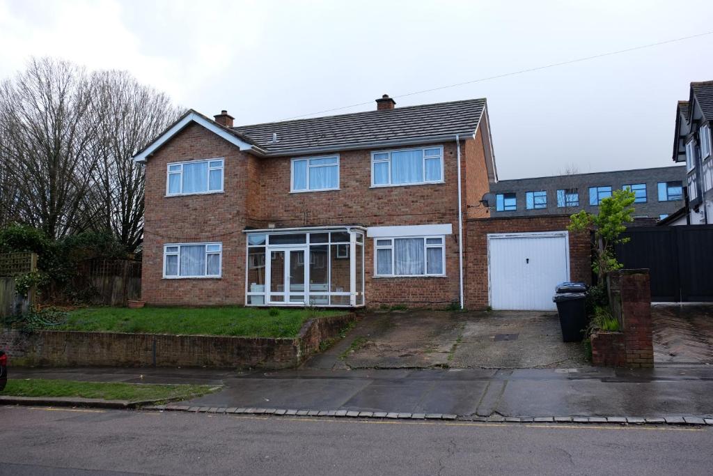 Many Worlds Meet - EuroStar, Wimbledon 30 mins, Central London, Gatwick 15 mins - Spacious, Sleeps up to 16 plus Cot - Free WiFi, Parking - Next to Lloyd Park, Great for Families, Walkers, Relocators - Ideal for Contractors, Croydon