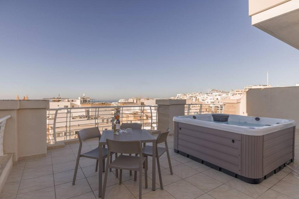 The Pinnacle Penthouse W Jacuzzi By Homely, Mellieħa