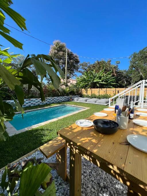 Super stylish 4 BR Home Steps from the Fun, Fort Lauderdale