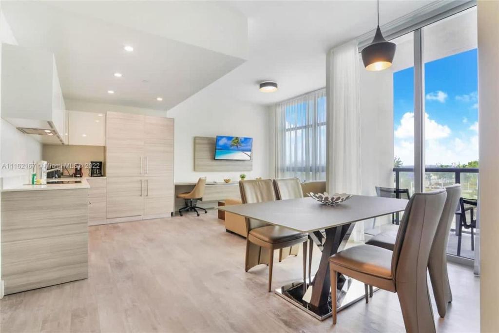 Rooftop Pool - Hot Tub - Gym - Near Beach, Hollywood