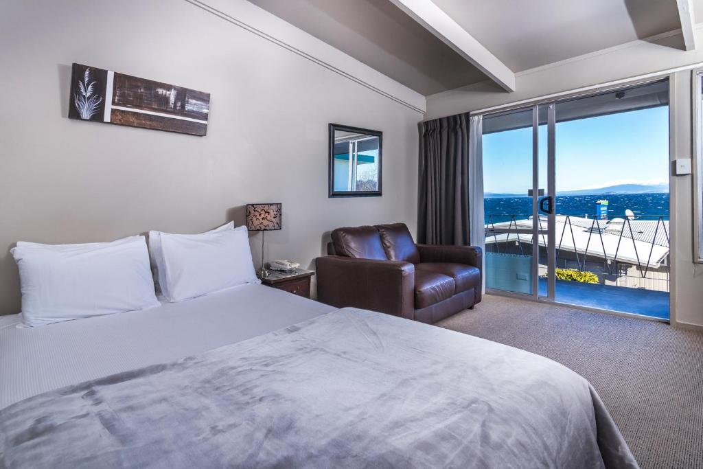Twin Peaks Lakeside Inn photo