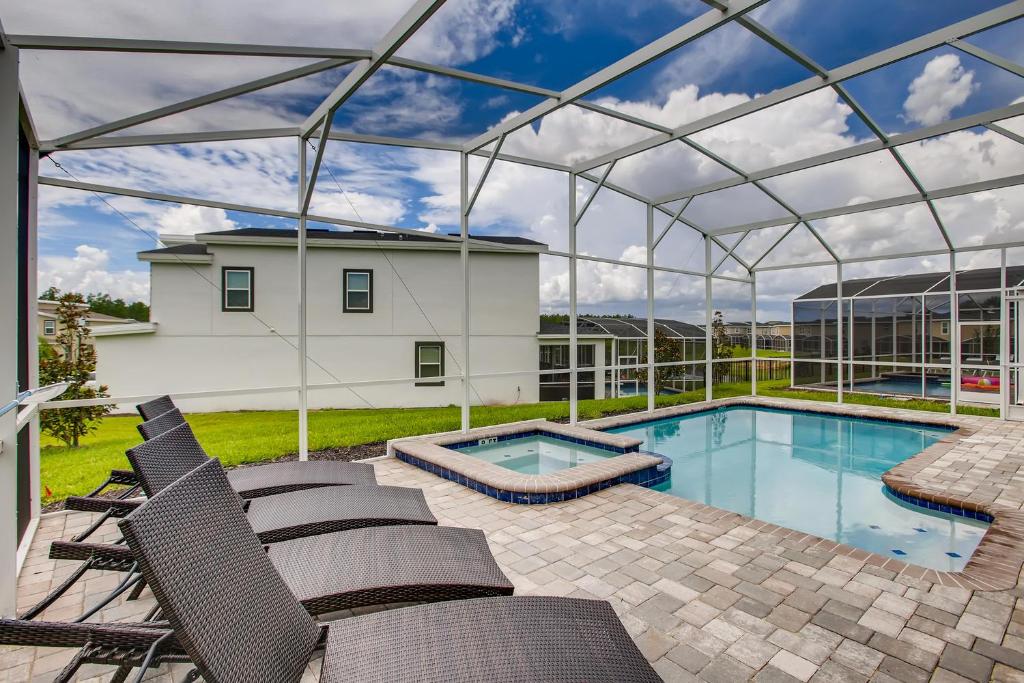 8908 CC - 6BR Luxury Home: Private Pool, Kissimmee